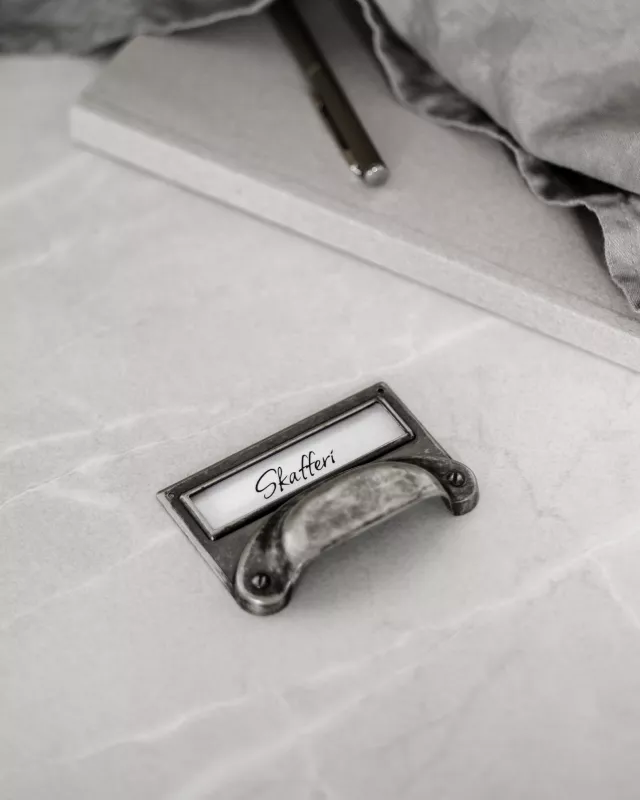 Vintageinspirerad metallskylt med texten