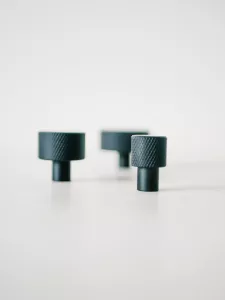 En samling svarta beslag som visas mot en vit bakgrund. Bilden innehåller tre storlekar av beslag alla i en stilren och modern design.