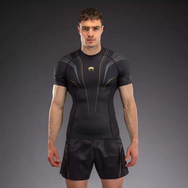 VENUM: STREAMLINE SHORT SLEEVE RASHGUARD - SVART / GULD