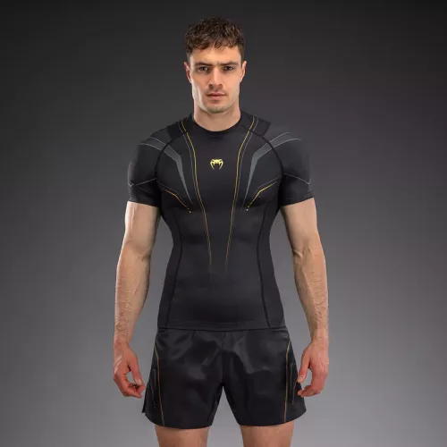 VENUM: STREAMLINE SHORT SLEEVE RASHGUARD - SVART / GULD