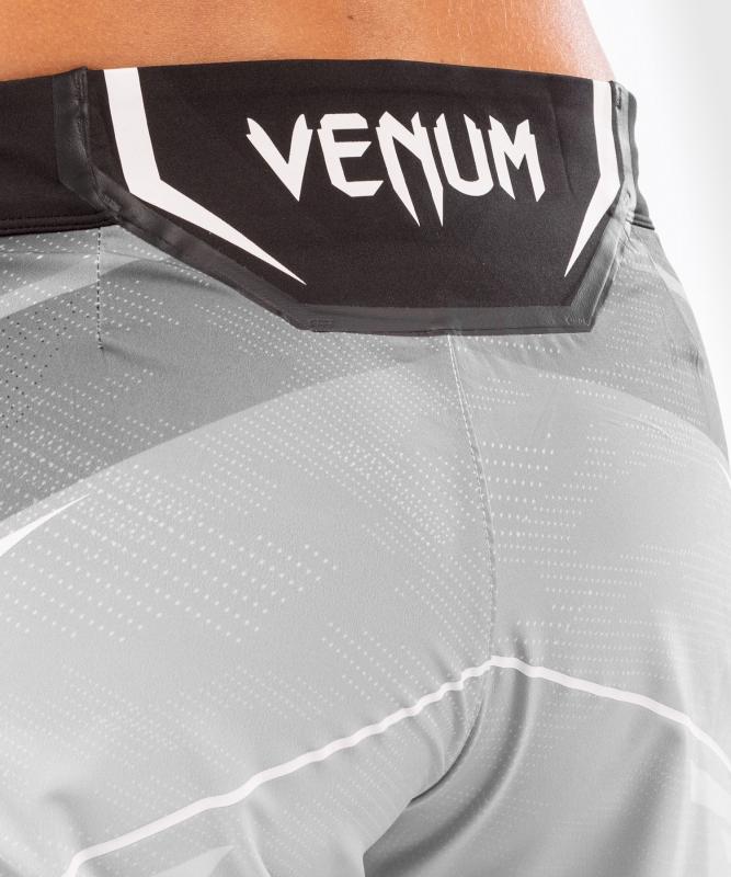 VENUM: UFC AUTHENTIC FIGHT NIGHT WOMEN'S SHORTS - LÅNG FIT - VIT