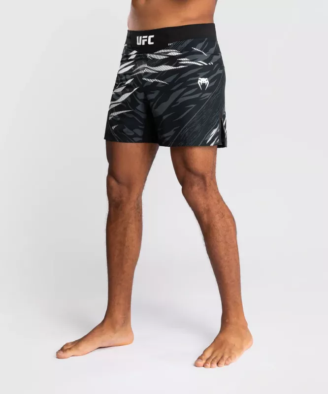 VENUM: UFC FUSION AUTHENTIC FIGHT NIGHT MEN'S FIGHT SHORTS- KORT FIT - SVART