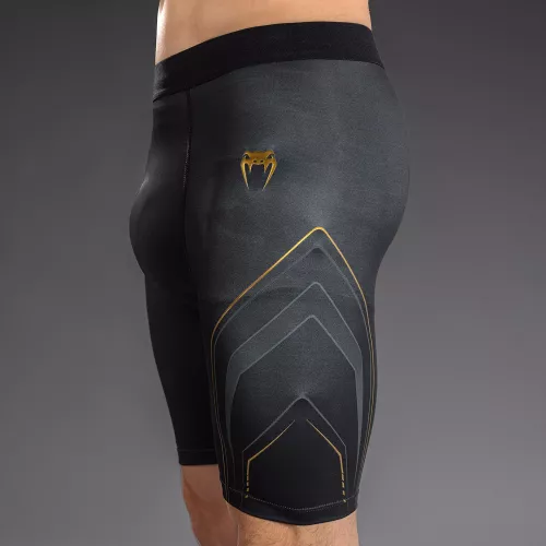 VENUM: STREAMLINE VALE TUDO SHORTS - SVART / GULD
