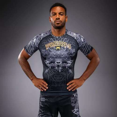 VENUM: WOLF ATAK SHORTS SLEEVE RASHGUARD - SVART/GRÅ