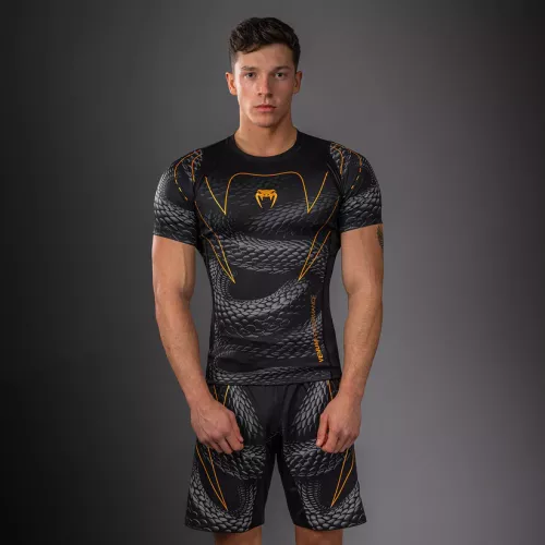 VENUM: MATUPA SHORT SLEEVE RASHGUARD - SVART/GRÅ/GULD