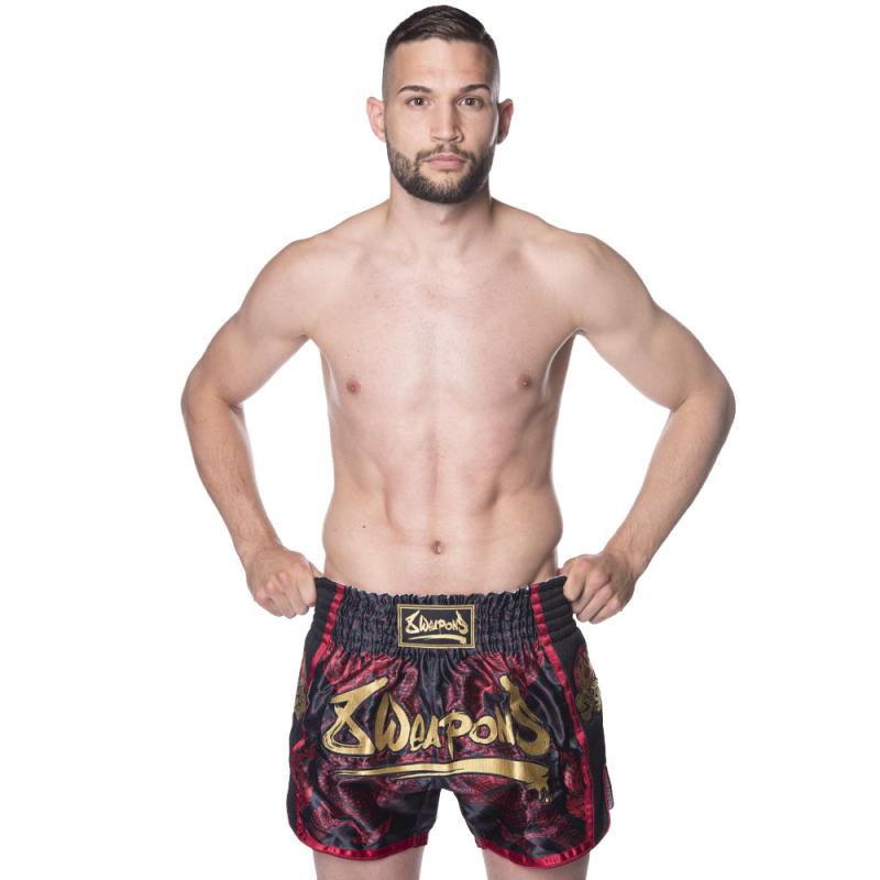 8 WEAPONS: SAK YANT NAGA MUAY THAI SHORTS - SVART/RÖD
