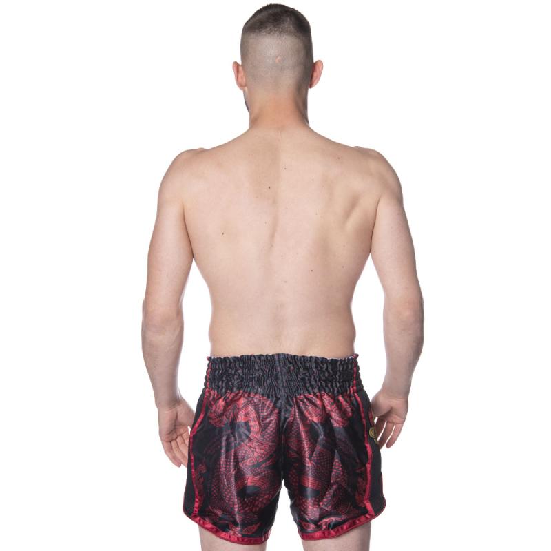 8 WEAPONS: SAK YANT NAGA MUAY THAI SHORTS - SVART/RÖD