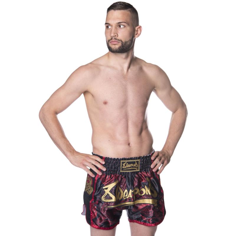 8 WEAPONS: SAK YANT NAGA MUAY THAI SHORTS - SVART/RÖD