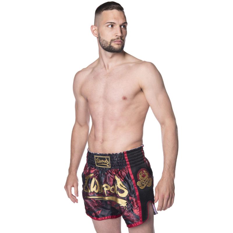 8 WEAPONS: SAK YANT NAGA MUAY THAI SHORTS - SVART/RÖD