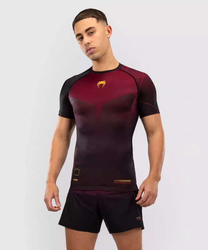 VENUM: TACTICAL XT KORTÄRMAD RASHGUARD - SVART/VINRÖD/GULD