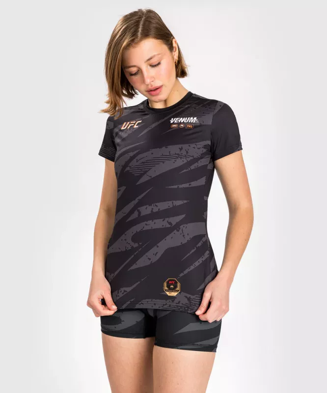 VENUM: UFC ADRENALINE FIGHT WEEK DRY-TECH T-SHIRT FÖR KVINNOR - URBAN CAMO