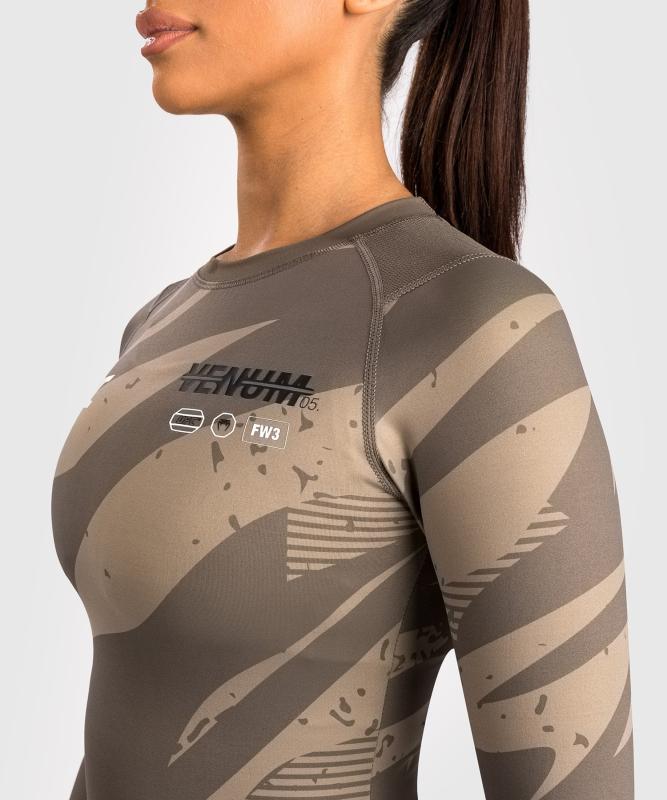 VENUM: UFC ADRENALINE FIGHT WEEK WOMEN'S PERFORMANCE LÅNGÄRMAD RASHGUARD - ÖKENCAMO