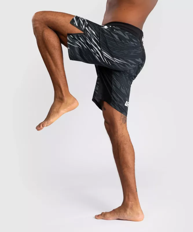 VENUM: UFC FUSION AUTHENTIC FIGHT NIGHT MEN'S FIGHT SHORTS - LONG FIT - SVART