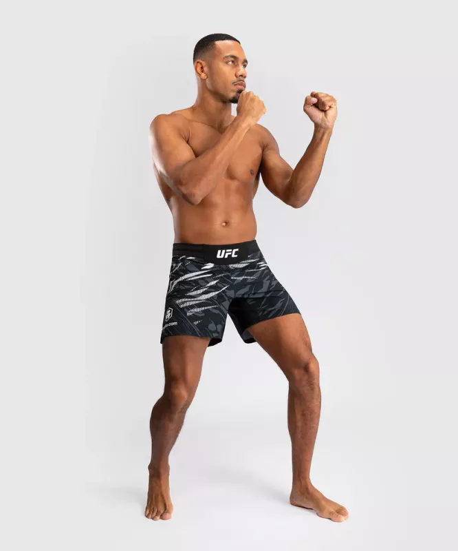 VENUM: UFC FUSION AUTHENTIC FIGHT NIGHT MEN'S FIGHT SHORTS- KORT FIT - SVART