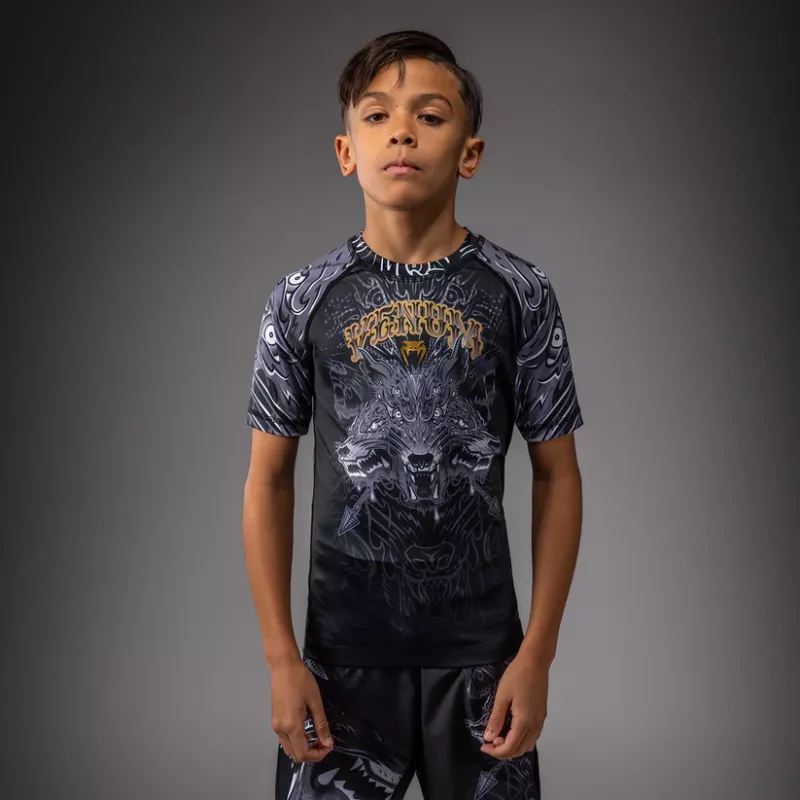 VENUM: WOLF ATAK KIDS SHORT SLEEVE RASHGUARD - SVART/GRÅ