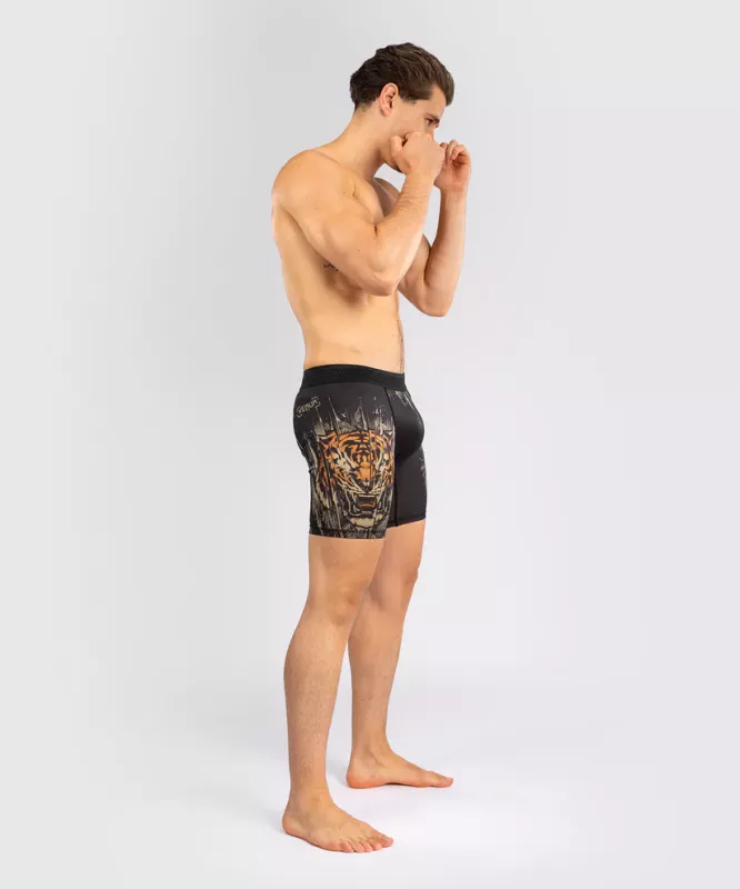VENUM: TIGER VALE TUDO SHORTS - SVART/NEON ORANGE