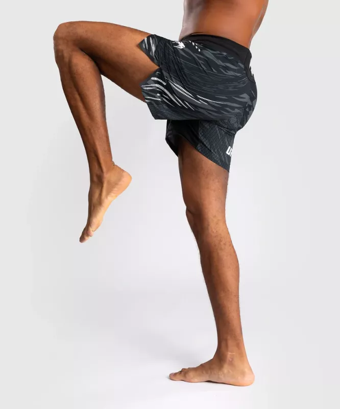 VENUM: UFC FUSION AUTHENTIC FIGHT NIGHT MEN'S FIGHT SHORTS- KORT FIT - SVART