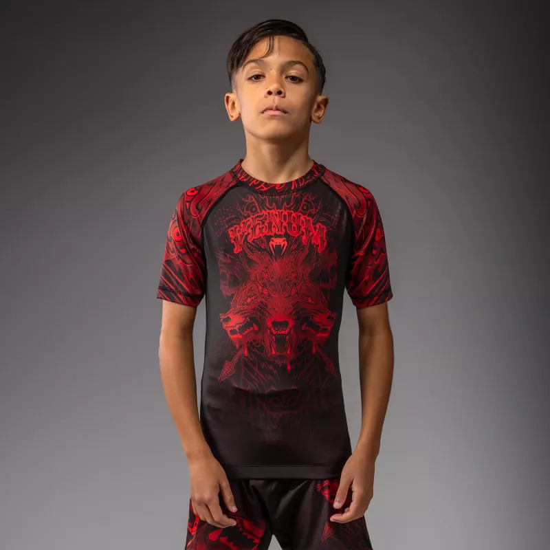 VENUM: WOLF ATAK KIDS SHORT SLEEVE RASHGUARD - SVART/RÖD