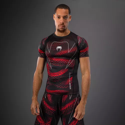 VENUM: MATUPA SHORT SLEEVE RASHGUARD - SVART/RÖD/SILVER