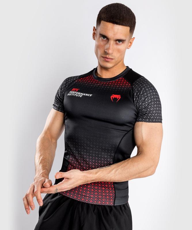 VENUM: UFC PERFORMANCE INSTITUTE RASHGUARD - KORTÄRMAD - SVART/RÖD
