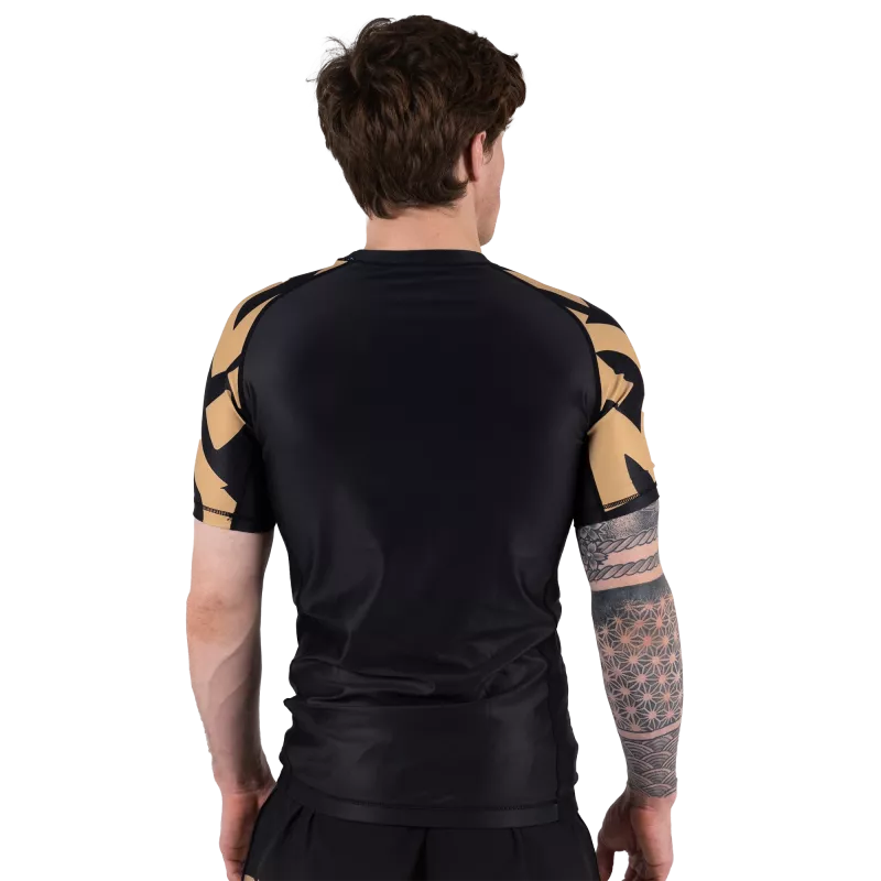 SCRAMBLE: BAKA RASHGUARD - SVART/GULD