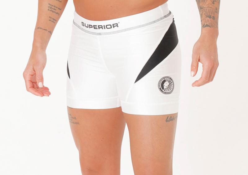 SUPERIOR WEAR: WOMENS FIGHTSHORTS - VIT/SVART