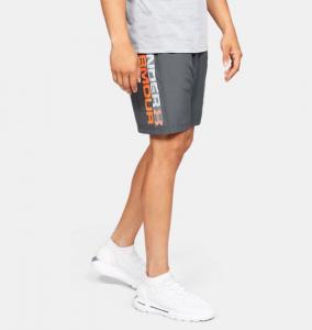 UNDER ARMOUR: WOVEN GRAPHIC WORDMARK SHORTS - GRÅ