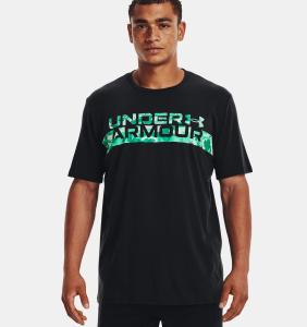 UNDER ARMOUR: CAMO CHEST STRIPE T-SHIRT - SVART/GRÖN