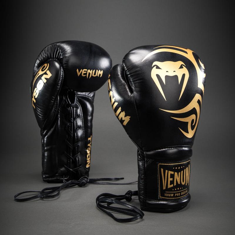 VENUM: GIANT 2.0 MIKE TYSON PRO BOXNINGSHANDSKAR WITH LACES - SVART / GULD