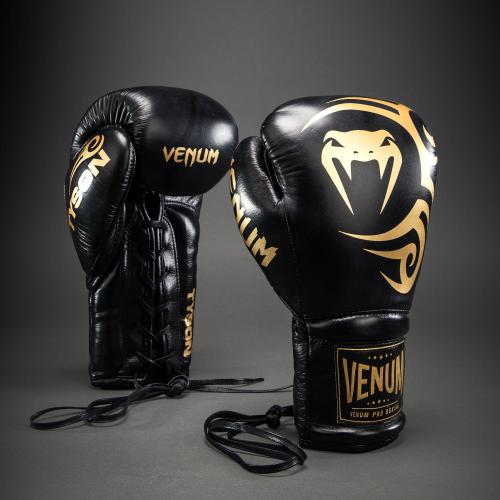 VENUM: GIANT 2.0 MIKE TYSON PRO BOXNINGSHANDSKAR WITH LACES - SVART / GULD