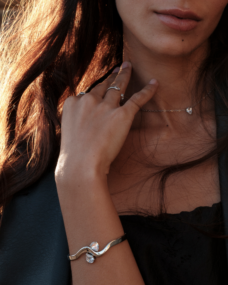 DROP crystal wave bangle gold