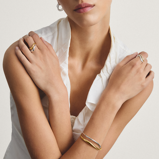 ARMRING I VÅGFORM fluid elegance
