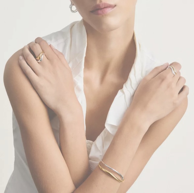 RING I VÅGFORM fluid elegance