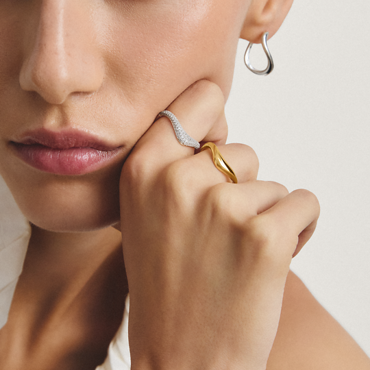 RING MED VIT ZIRKONIA I VÅGFORM fluid elegance