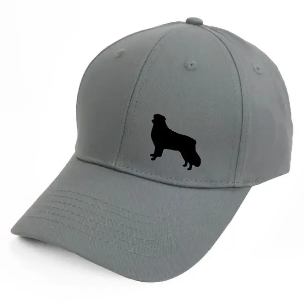 Keps med en Australian Shepherd