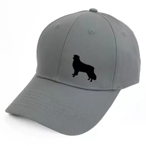 Keps med en Australian Shepherd