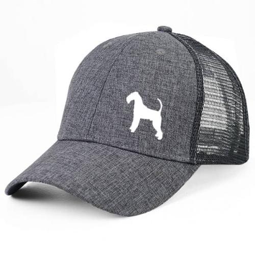 Gråmelerad Keps med Airdaleterrier