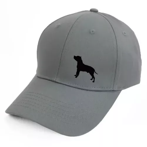 Keps med en American Staffordshire Terrier