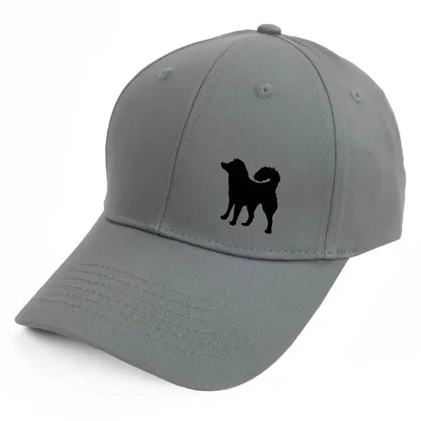 Keps med en Alaskan Malamute