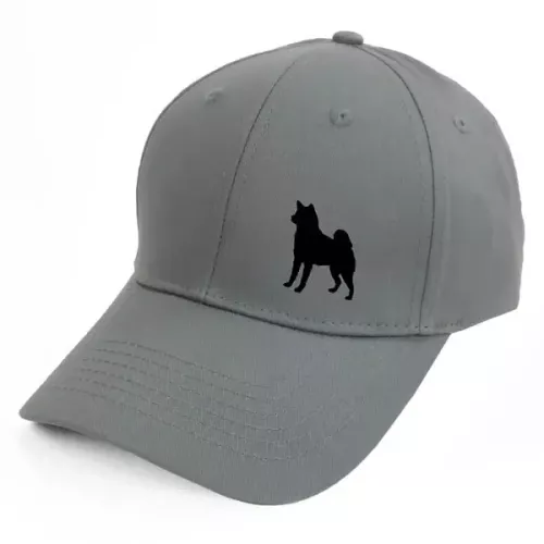 Keps med en American Akita