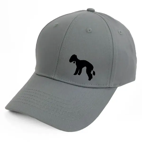 Keps med en Bedlingtonterrier