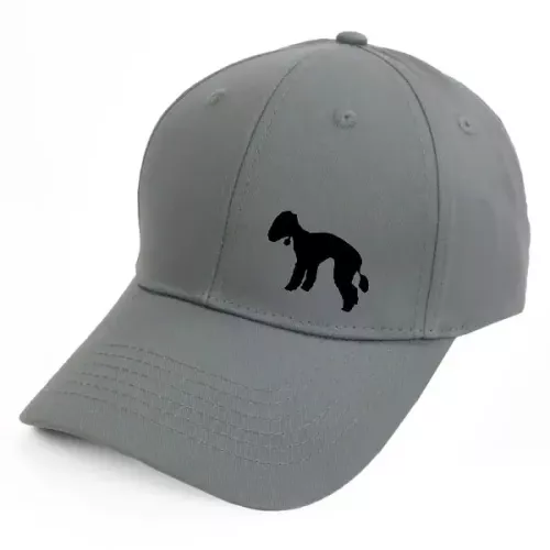 Keps med en Bedlingtonterrier