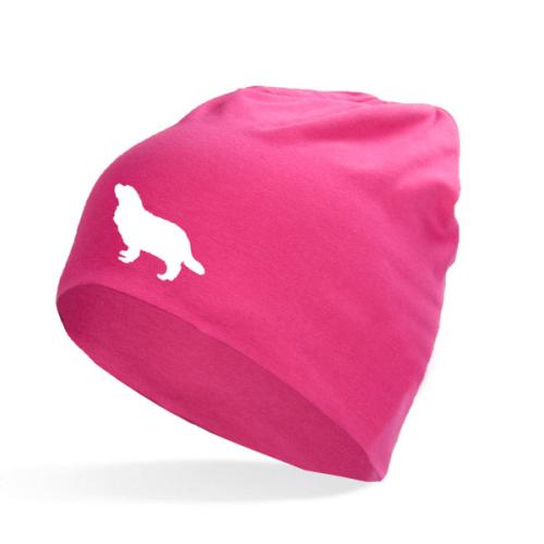cerise barnmössa med ett siluettmotiv av en cavalier king charles spaniel