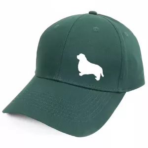 Keps med en Clumber Spaniel