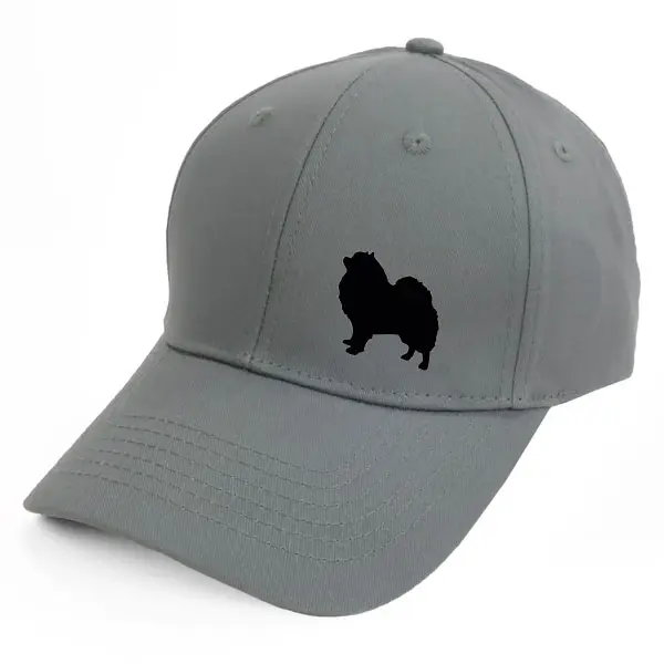 Keps med en Pomeranian