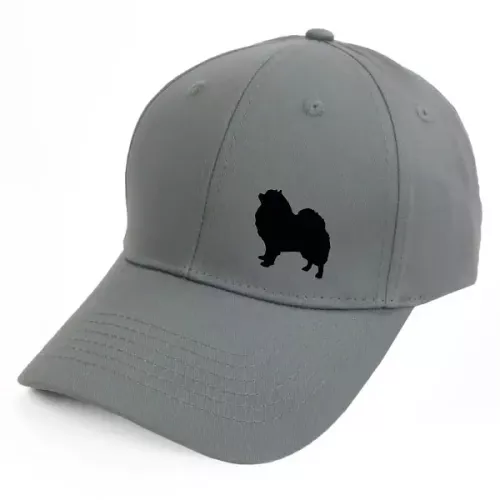 Keps med en Pomeranian