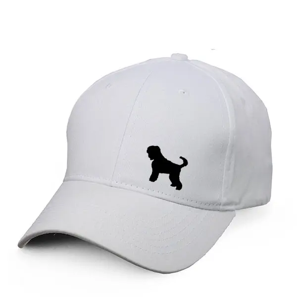 Keps med en Rysk Svart Terrier