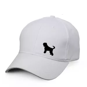 Keps med en Rysk Svart Terrier