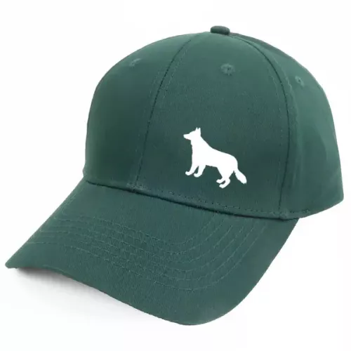 Keps med en Vit Herdehund