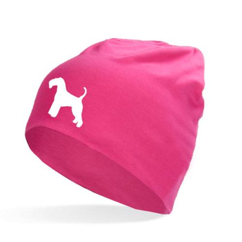 cerise barnmössa med ett siluettmotiv av en welshterrier